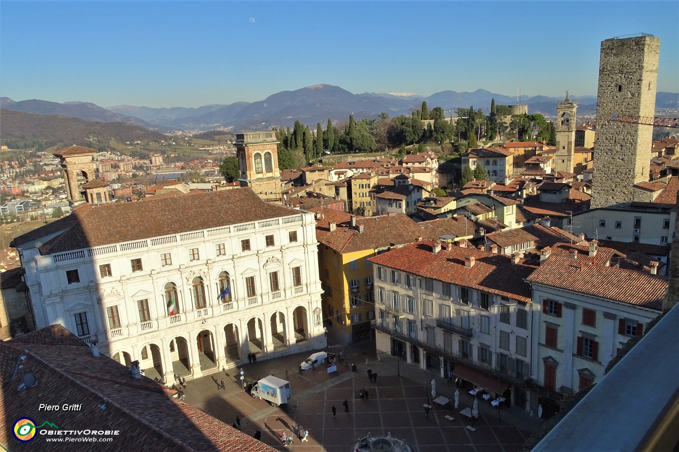 63 Dalla Torre Civica-Campanone vista su Piazza Vecchia.JPG